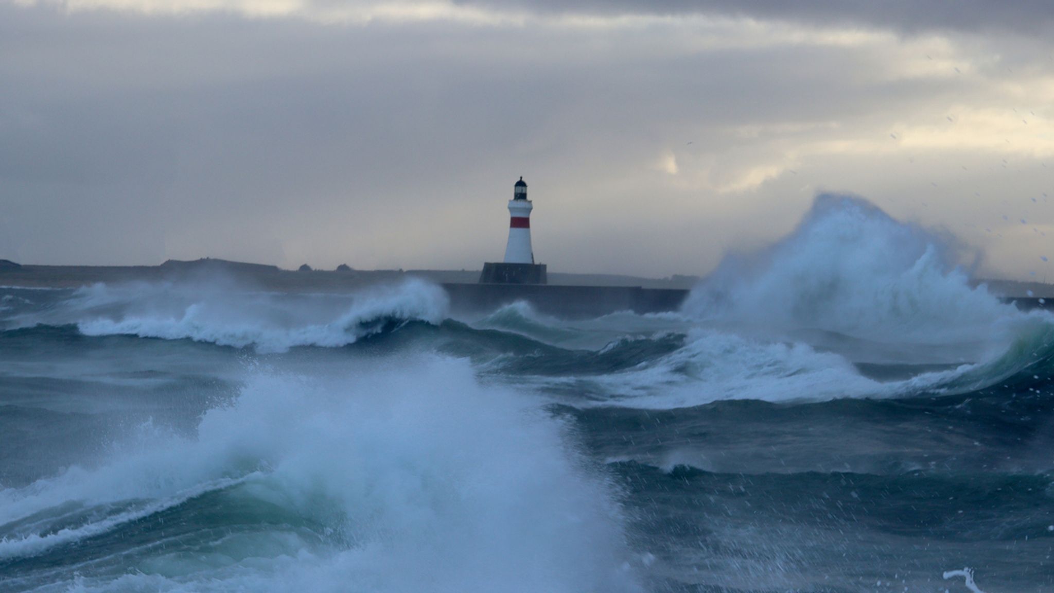 Storm Pia: Christmas Travel Chaos Warning As 80mph Winds Set To Batter ...