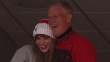 https://e3.365dm.com/23/12/384x216/skynews-taylor-swift-hugs-father_6396568.jpg?20231218070225