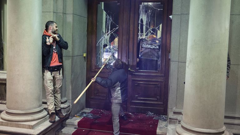 A demonstrators smashed the glass of one of the doors of Belgrade&#39;s city hall