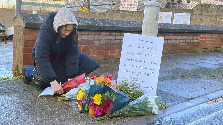 Bir sığınmacının Bibby Stockholm konaklama mavnasında ölmesinin ardından Dorset'teki Portland Limanı'nın girişine çiçekler bırakıldı.  İhbar üzerine polis çağrıldı "ani ölüm" Salı sabahı erken saatlerde dev gemide yaşayan bir adamın görüntüsü.  Resim tarihi: 12 Aralık 2023 Salı.