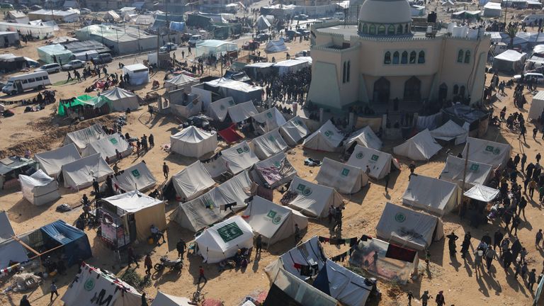 Displaced Palestinians, who fled their houses due to Israeli strike, shelter in a camp in Rafah, amid the ongoing conflict between Israel and Palestinian Islamist group Hamas, in the southern Gaza Strip, December 6, 2023. REUTERS/Ibraheem Abu Mustafa
