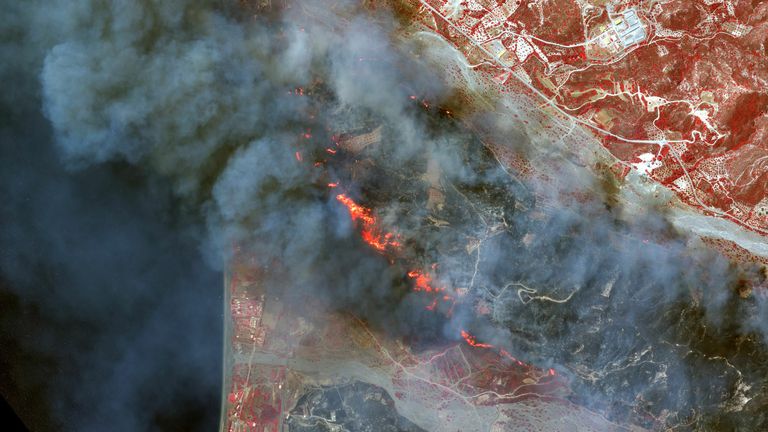 Zjarret shpërthyen në ishujt grekë të Rodos dhe Korfuzit gjatë muajve të verës. Ky imazh me rreze infra të kuqe të 24 korrikut tregon një të djegur pranë Gennadi në Rodos, me bimësi të djegur rreth zjarrit të mbuluar në të zezë.