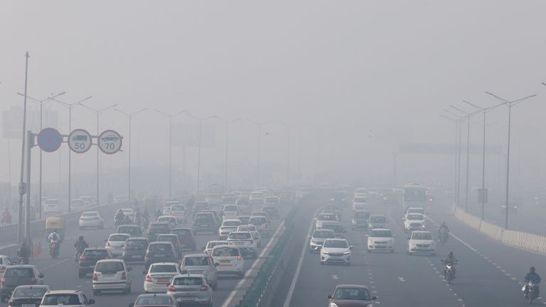 Thick fog swallows up New Delhi and causes travel disruption | World ...