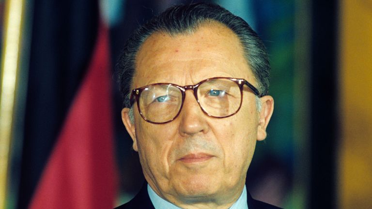 ARCHIV - Portrait des scheidenden EU-Kommissionspräsidenten Jacques Delors, aufgenommen am 06.07.1994 in Bonn. Delors konnte während seiner Präsidentschaft Reform-Erfolge feiern mit der Einheitlichen Europäischen Akte (EEA), der Unterzeichnung des Vertrags von Maastrich und der Grundplanung für die Europäische Währungsunion. Photo by: Stephan Jansen/picture-alliance/dpa/AP Images


