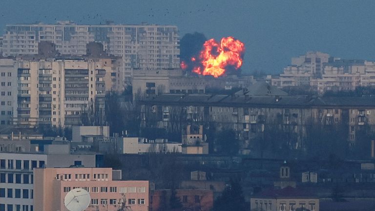 An explosion of a missile is seen in the sky over the city during a Russian missile and drone strike, amid Russia&#39;s attack on Ukraine, in Kyiv, Ukraine December 29, 2023. REUTERS/Gleb Garanich