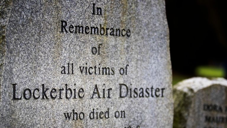 La pierre du souvenir au jardin commémoratif du cimetière de Dryfesdale, à Lockerbie, alors que les gens se préparent à marquer le 30e anniversaire de l'attentat à la bombe de Lockerbie.