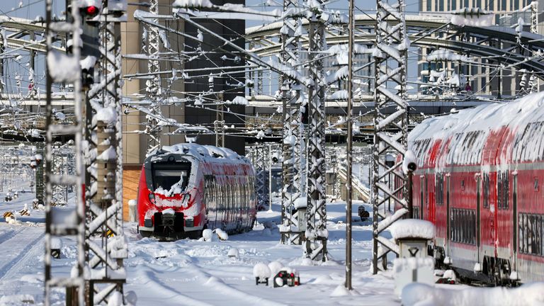 03 December 2023, Bavaria, Munich: Regional trains covered in snow at the main station. After the severe onset of winter in Bavaria, there were still massive restrictions on the railroads on Sunday morning. Photo by: Karl-Josef Hildenbrand/picture-alliance/dpa/AP Images