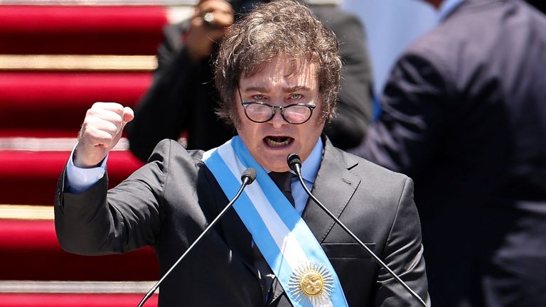 Argentina&#39;s President Javier Milei gives a speech after his swearing-in ceremony, outside the National Congress, in Buenos Aires, Argentina December 10, 2023. REUTERS/Agustin Marcarian
