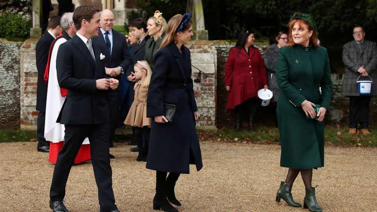 La princesse Béatrice, Edoardo Mapelli Mozzi et Sarah Ferguson assistent à la messe de Noël de la famille royale à l'église Sainte-Marie-Madeleine, où la famille royale réside sur le domaine de Sandringham