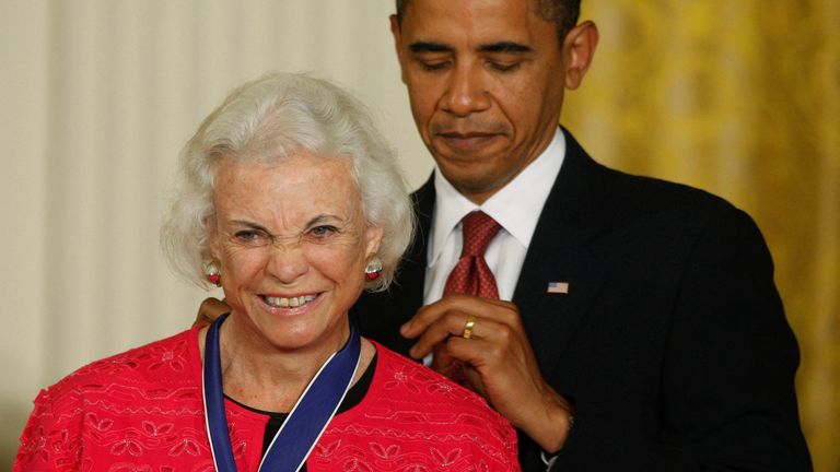 FILE PHOTO: U.S. President Barack Obama (R) presents the Medal of Freedom to the first female Supreme Court Justice, Sandra Day O&#39;Connor, during a ceremony in the East Room of the White House in Washington, August 12, 2009. Obama presented the nation&#39;s highest civilian honour to 16 recipients during the ceremony. REUTERS/Jason Reed/File Photo
