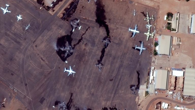 Sudani është përfshirë nga një luftë e dhunshme për pushtet këtë vit pasi luftimet midis fraksioneve rivale të ushtrisë së vendit shpërthyen në pranverë. Ky imazh i datës 17 prill tregon avionë të shkatërruar në aeroportin kryesor të Khartoum-it