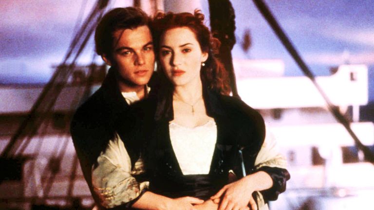 Leonardo DiCaprio i Kate Winslet w Titanicu.  OIC: 20th Century Fox/Paramount/Kopal/Shutterstock