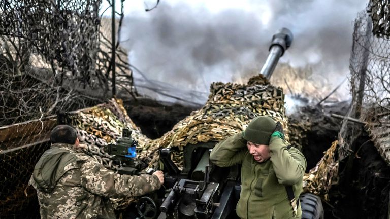 Ukrainian service members fire an L119 howitzer towards Russian troops near the front-line town of Bakhmut, amid Russia&#39;s attack on Ukraine, in Donetsk region, Ukraine December 21, 2023. REUTERS/Viacheslav Ratynskyi