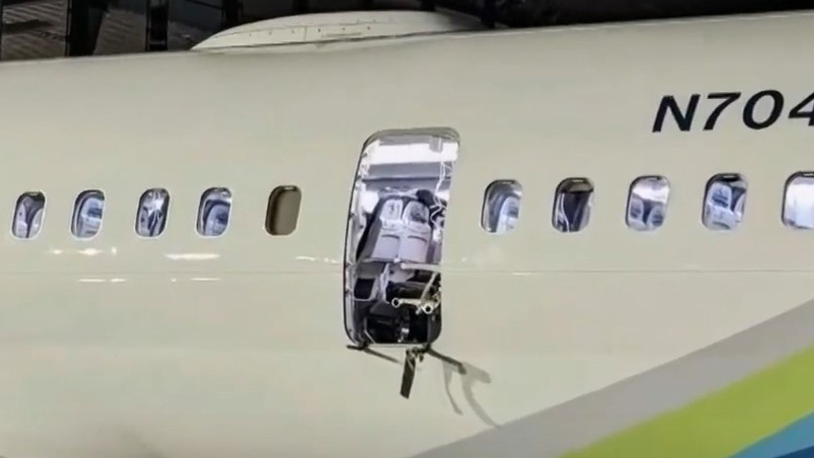 Alaska Airlines Boeing 737-9 MAX Experiences In-Flight Incident, Prompting Inspection Concerns