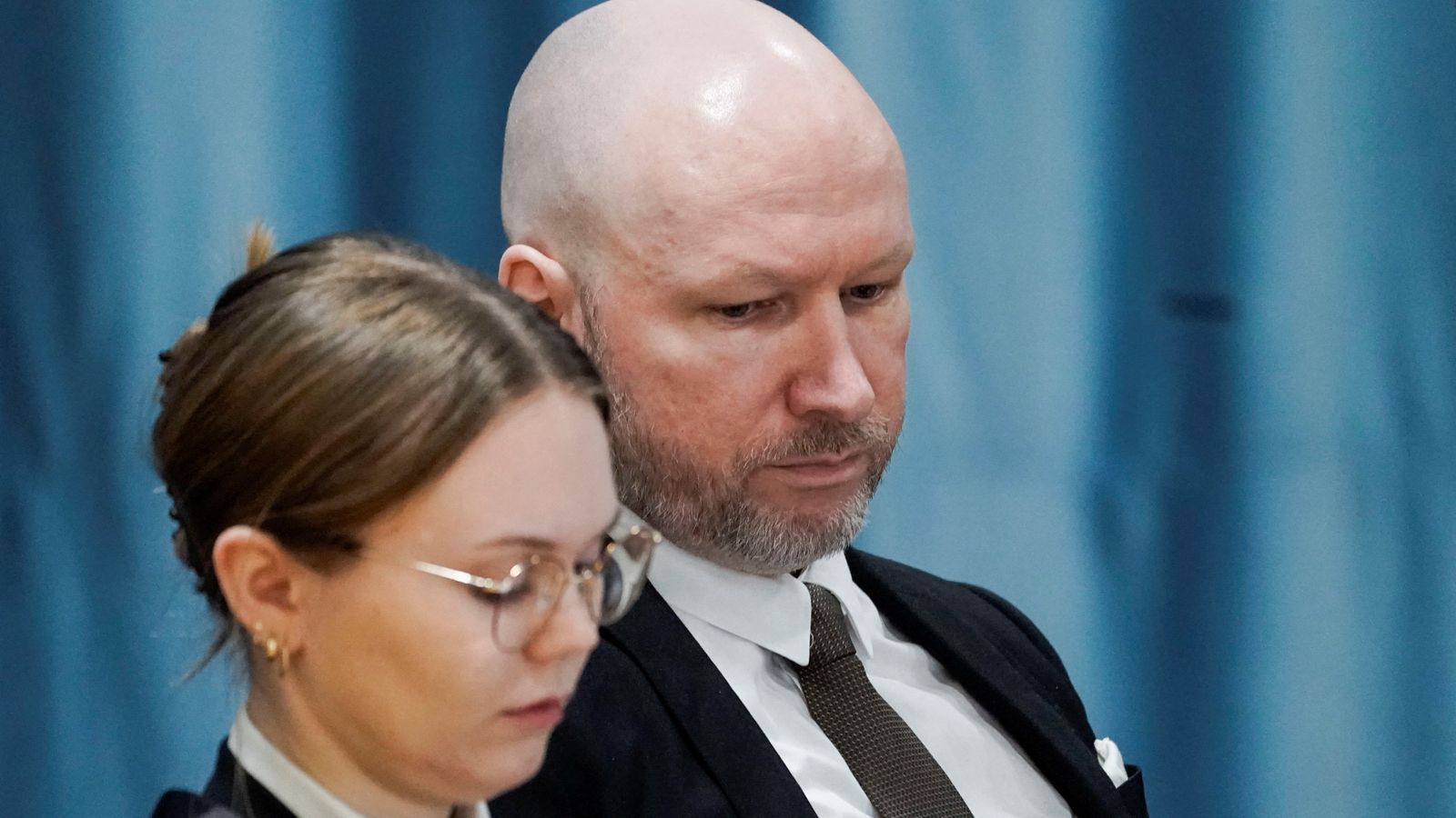 Масовият убиец Андерш Беринг Брайвик съди Норвегия в опит да сложи край на изолацията в затворите