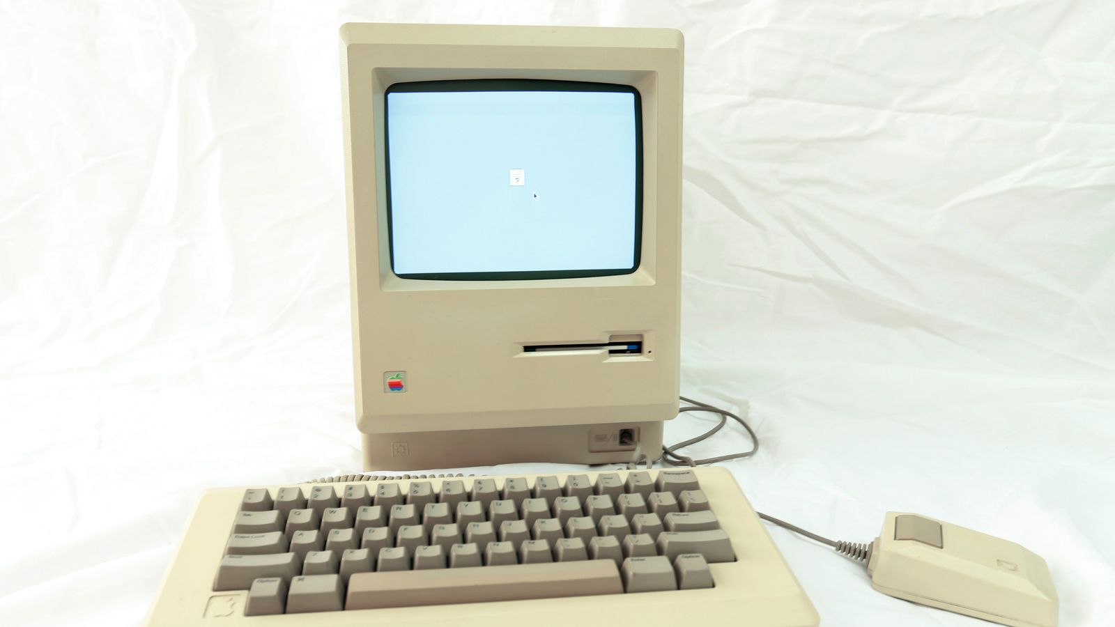 Компютър, променящ играта: първият Macintosh на Apple става на 40