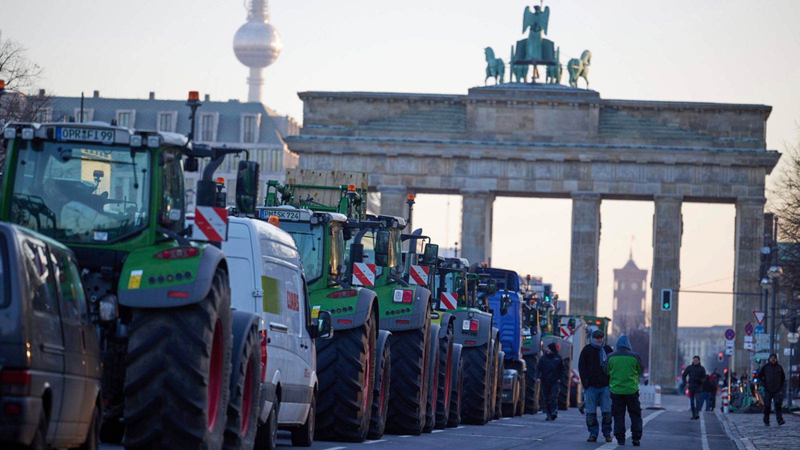 Германски фермери блокираха пътища в национален протест срещу плановете за данък върху дизела