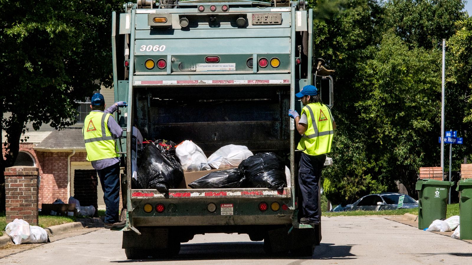 Жена е тежко ранена, след като е била уплътнена в камион за боклук в Ню Хемпшир
