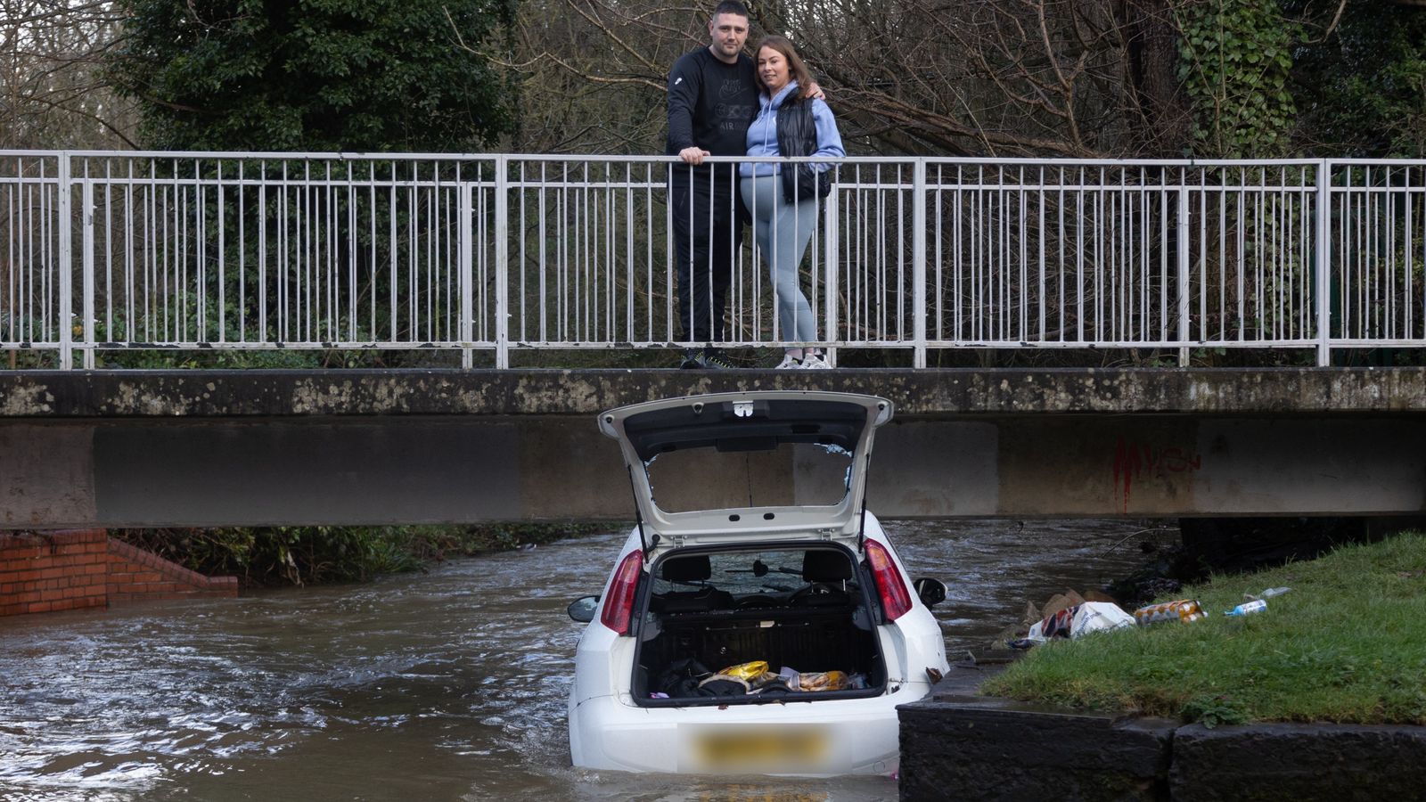 Сторм Хенк: Двойка герои спасява тригодишно момиченце и майка от кола, попаднала в наводнение
