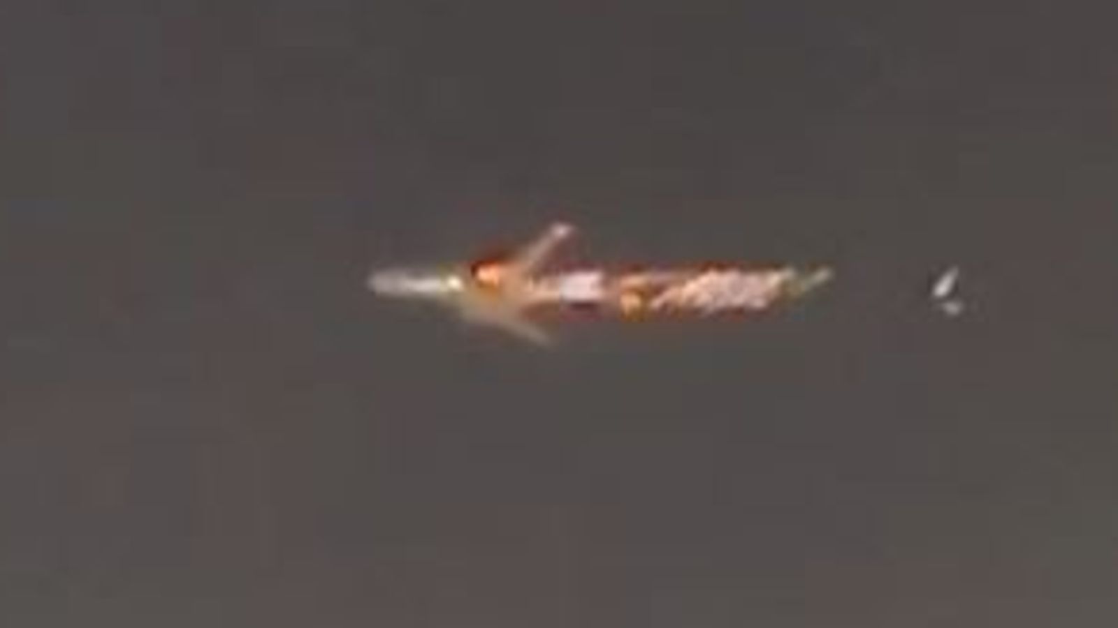 ボーイング747型機から炎が発生した瞬間を映像で捉えている米国のニュース