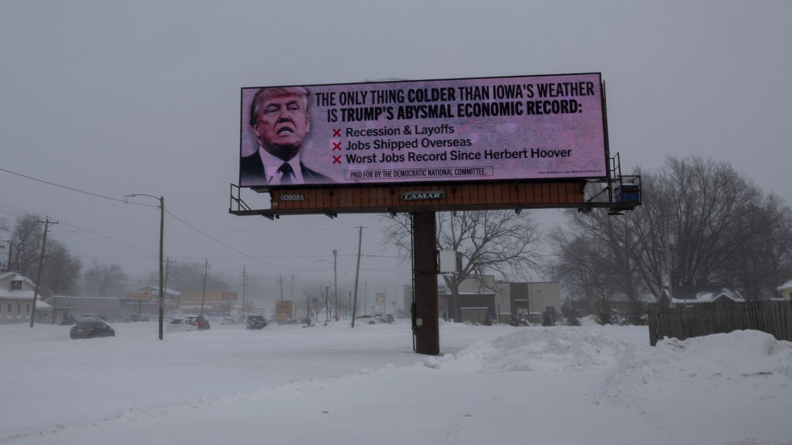 Събрания в Айова: Може да отнеме повече от зимна буря, за да отклони Тръмп от курса, докато републиканците избират своя кандидат за президент