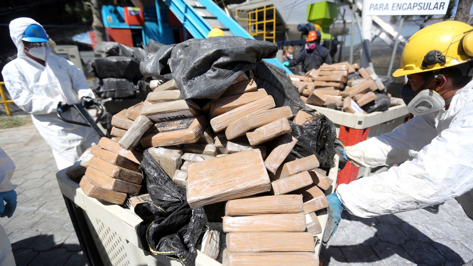 Изображение Снимка AP Изображение Еквадор унищожава повече от 21 5 тона