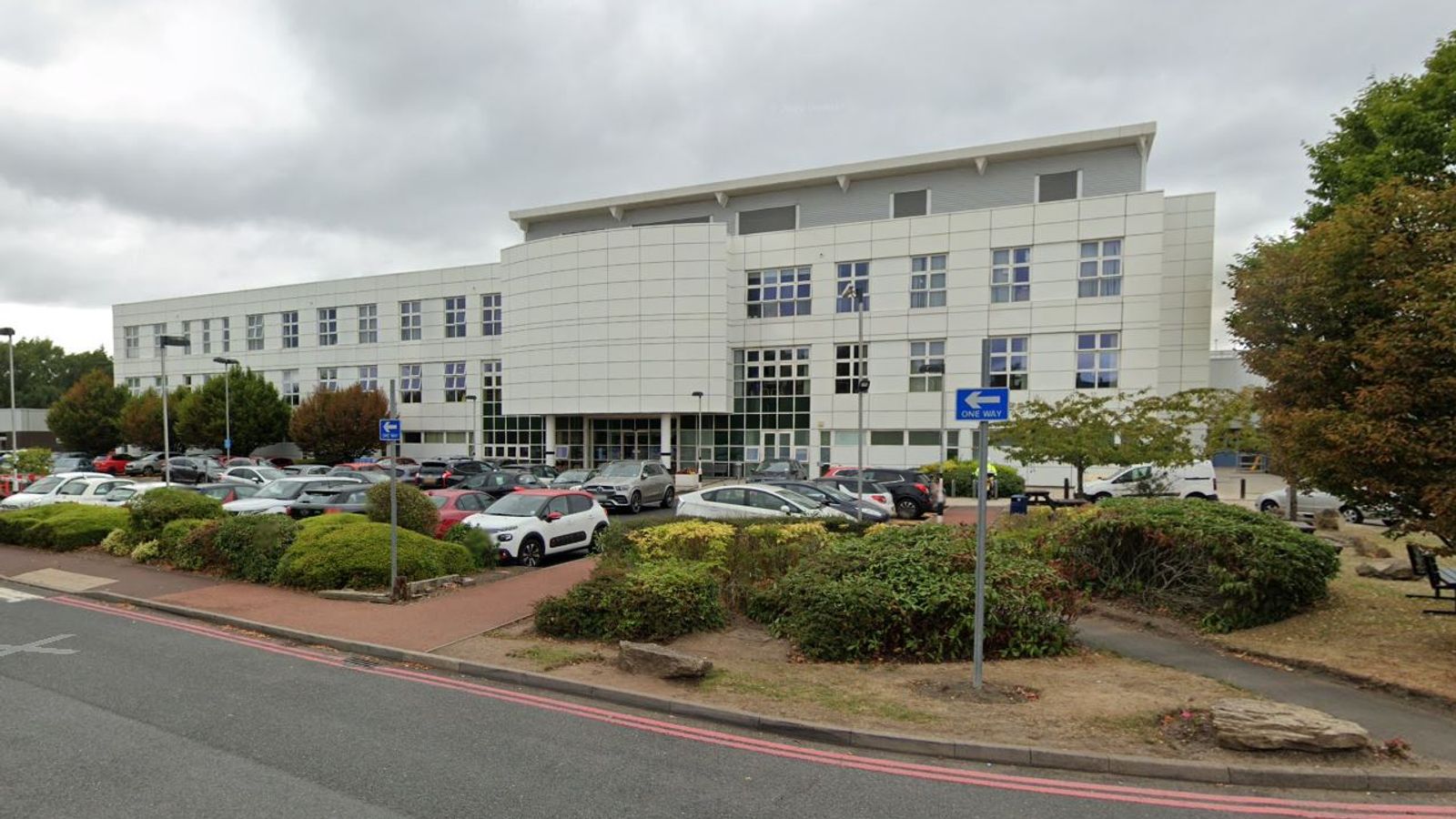 Dudley NHS Trust: болницата в Уест Мидландс „обявява критичен инцидент“ поради недостиг на легла
