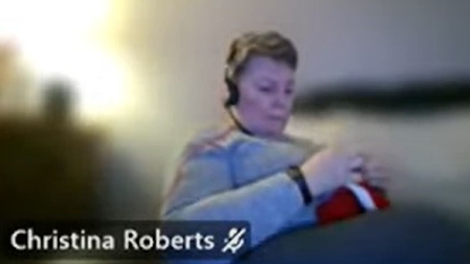 Съветникът от Дънди Кристина Робъртс забеляза да шие по време на среща, предавана онлайн