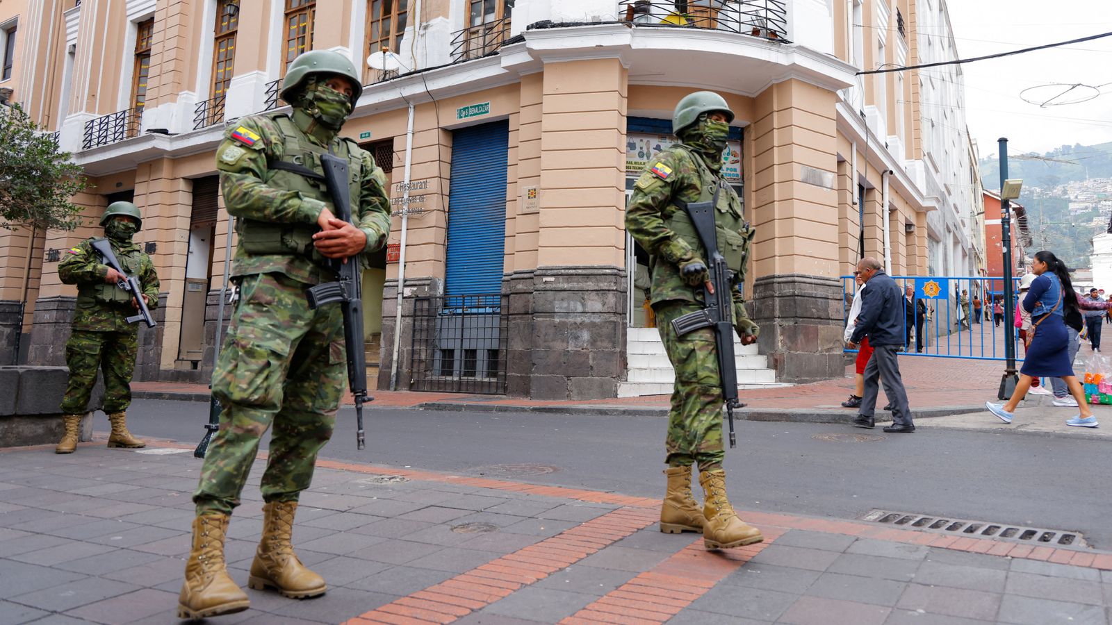 Hooded Gunmen Burst Onto Live Tv Set In Ecuador After Drug Lord Escape Triggers State Of 3236