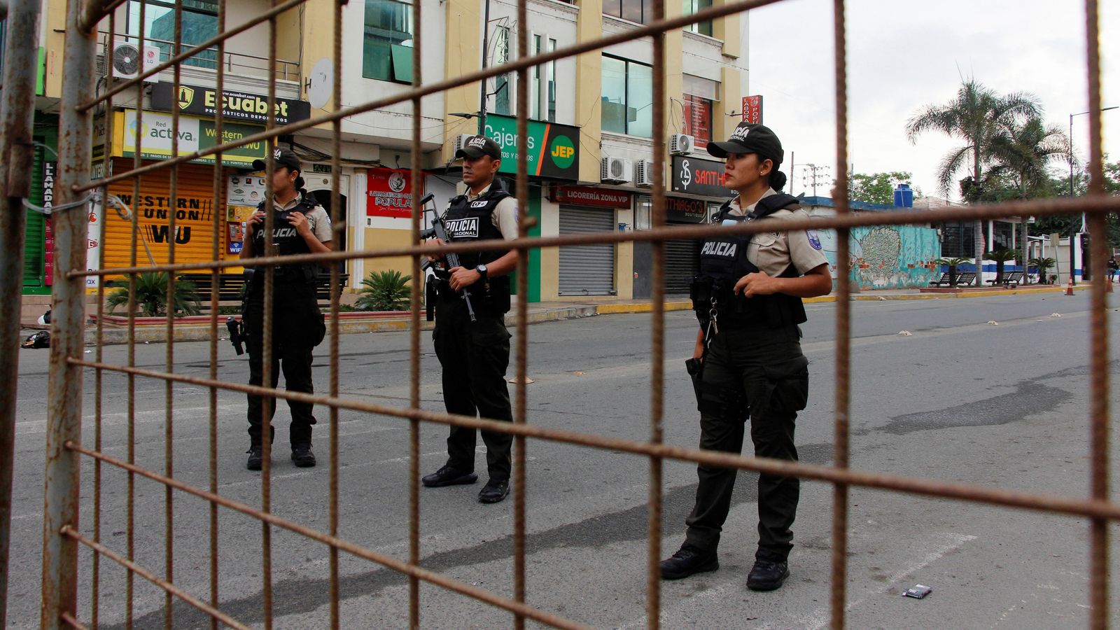 Улиците в Еквадор са пусти, докато президентът обявява „състояние на война“ срещу наркобандите
