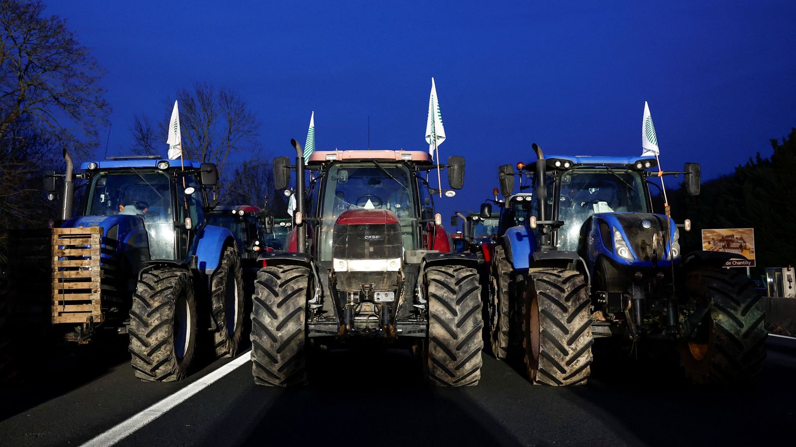 Podczas gdy setki traktorów jadą w stronę Paryża w ramach protestu, miasto jest na skraju „zadławienia”.  wiadomości ze świata