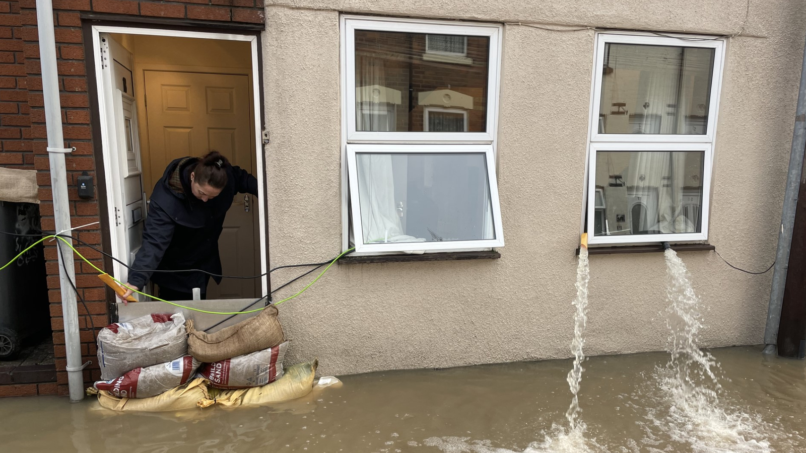 Риши Сунак, обвинен, че е „заспал зад волана“ заради щетите от наводненията в Обединеното кралство