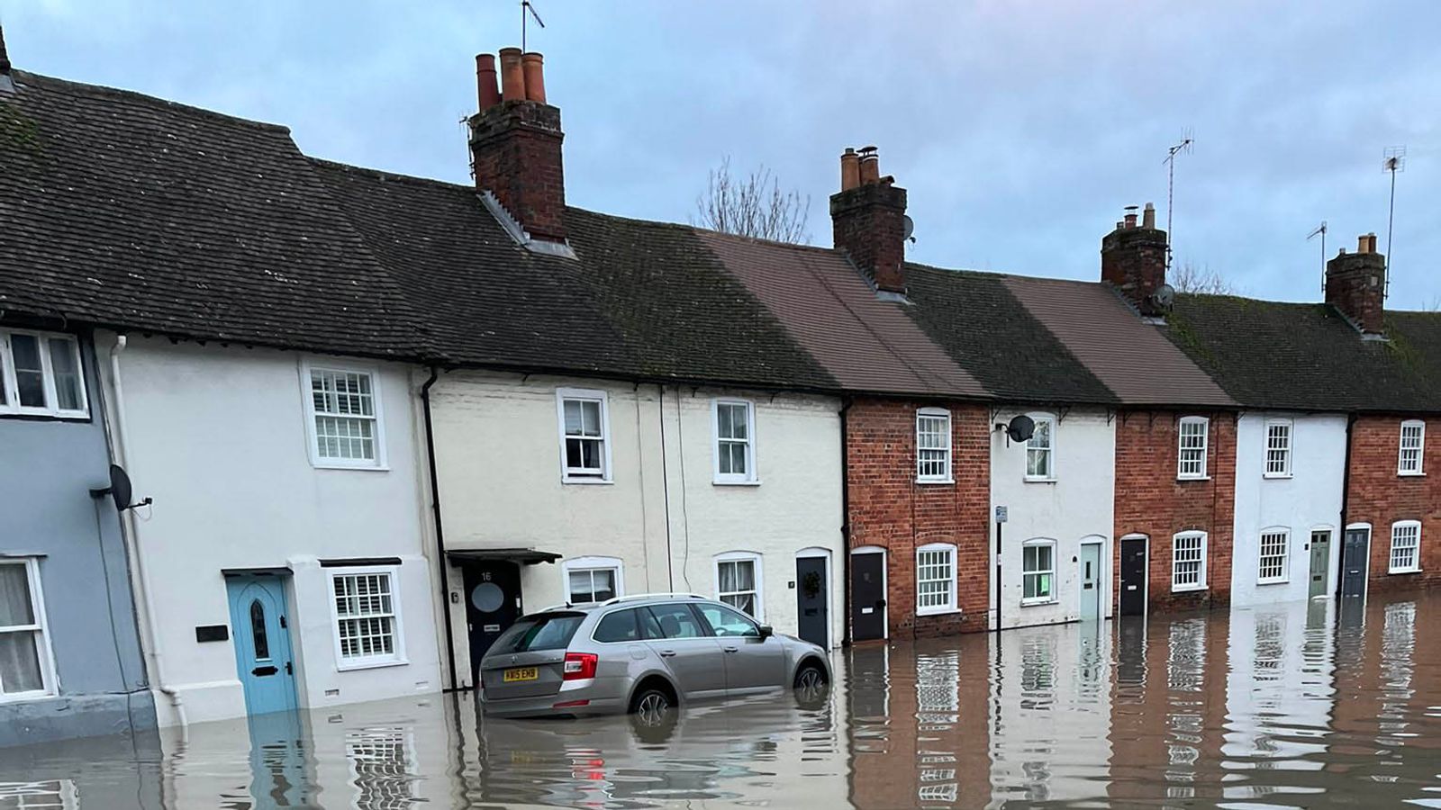 Времето в Обединеното кралство: Предупреждението за студени условия ще бъде в сила през по-голямата част от следващата седмица поради опасения, че въздействието на наводненията може да продължи с дни