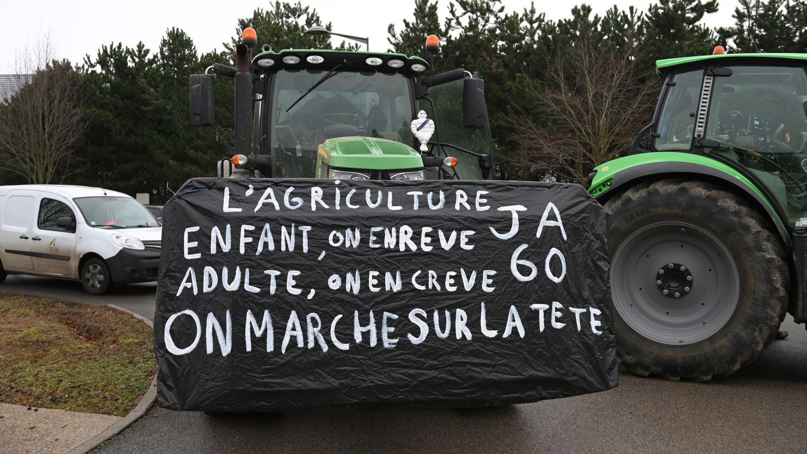 Жена, седяща на купа сено, убита след удар на кола, протестиращи срещу блокада на френски фермери