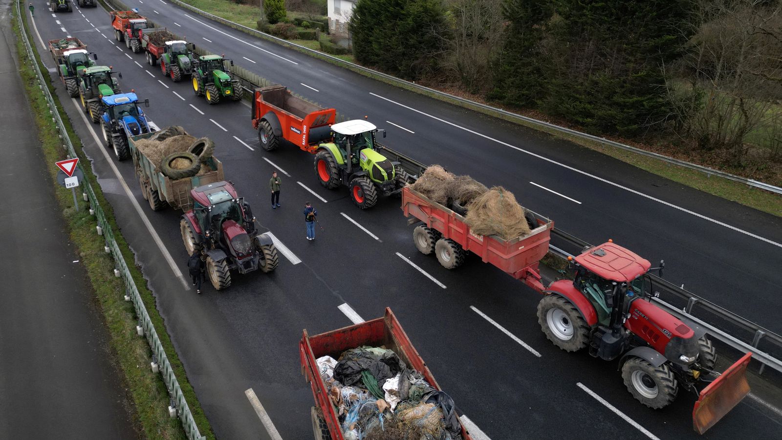 Френски фермери блокираха пътища с трактори - докато протестите срещу заплащането и регулациите се разпространиха в Брюксел