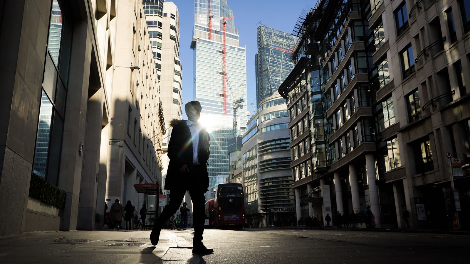 Шефовете от FTSE 100 печелят типична годишна заплата за Обединеното кралство за три дни - thinktank