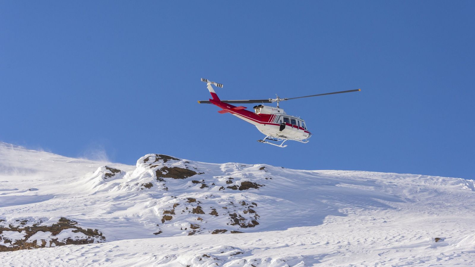Хеликоптерът превозваше група скиори в понеделник и падна близо до