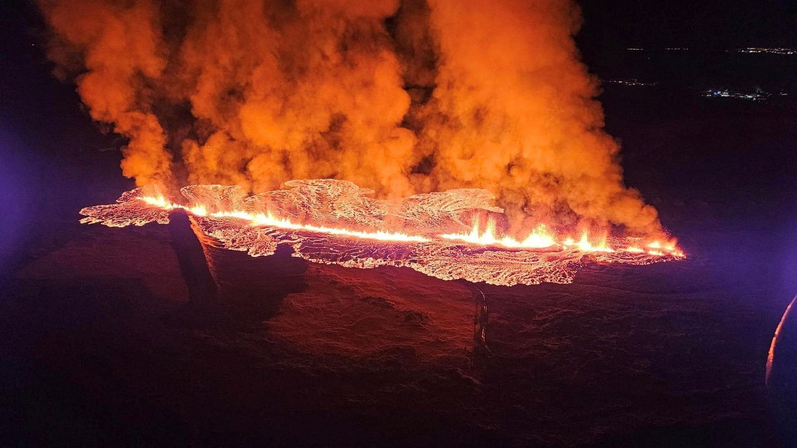 アイスランドで火山が噴火 – 溶岩が漁村の防御を突破 | 世界のニュース