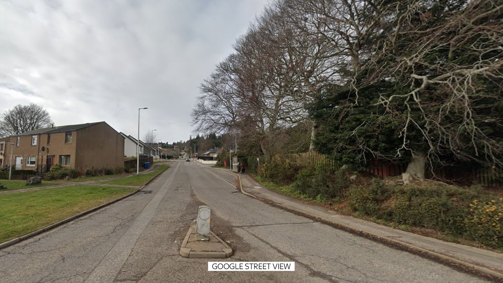 Шотландската полиция каза, че велосипедистът е лежал на пътя близо