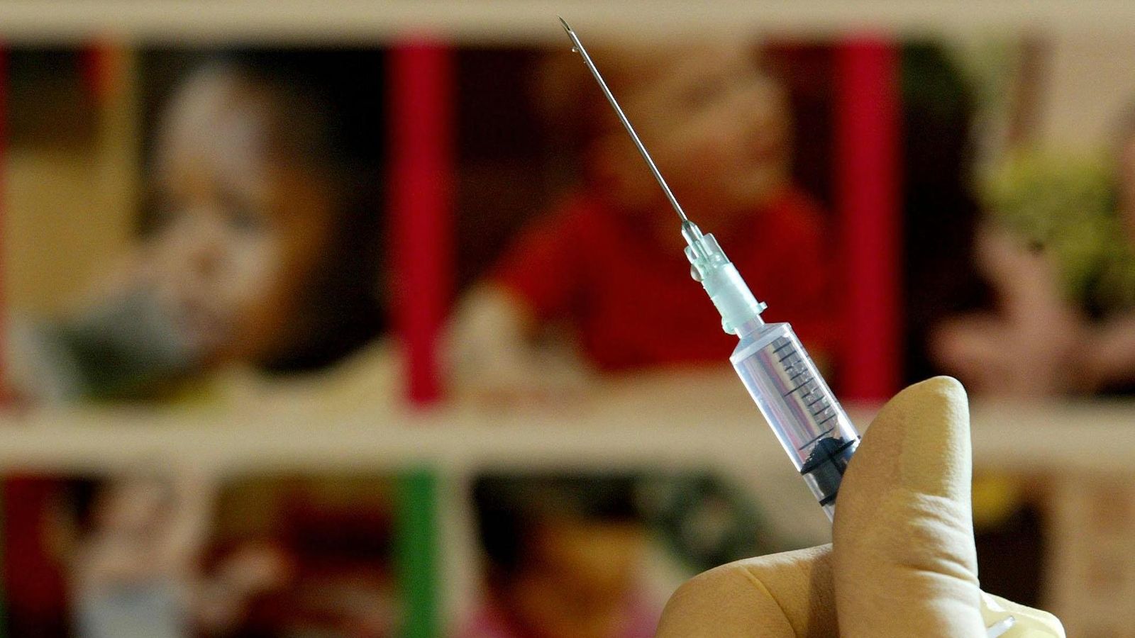 Морбили: Родителите са призовани да резервират пропуснати MMR ваксини на фона на „много реален риск“ от огнища