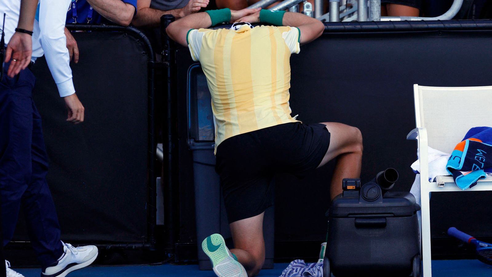 Британецът Джак Дрейпър повръща на корта след трудна победа в петсетов мач на Откритото първенство на Австралия