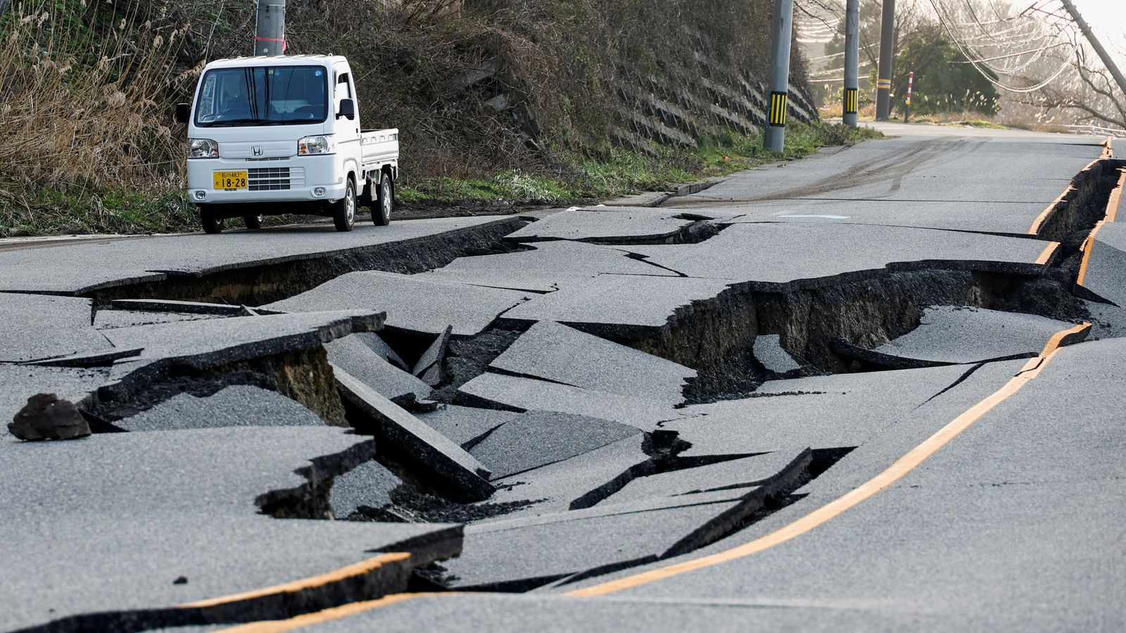 Земетресение в Япония: Най-малко 126 са потвърдени загинали, тъй като трусове и сняг заплашват да срутят пътища