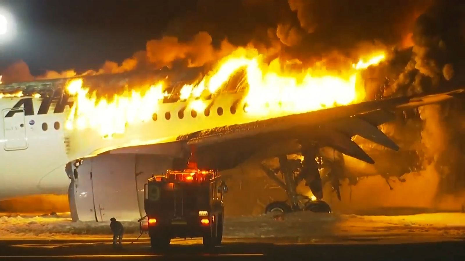 Японска самолетна катастрофа: Предупредителните светлини на пистата са били „неизползваеми“ по това време, се казва в доклада