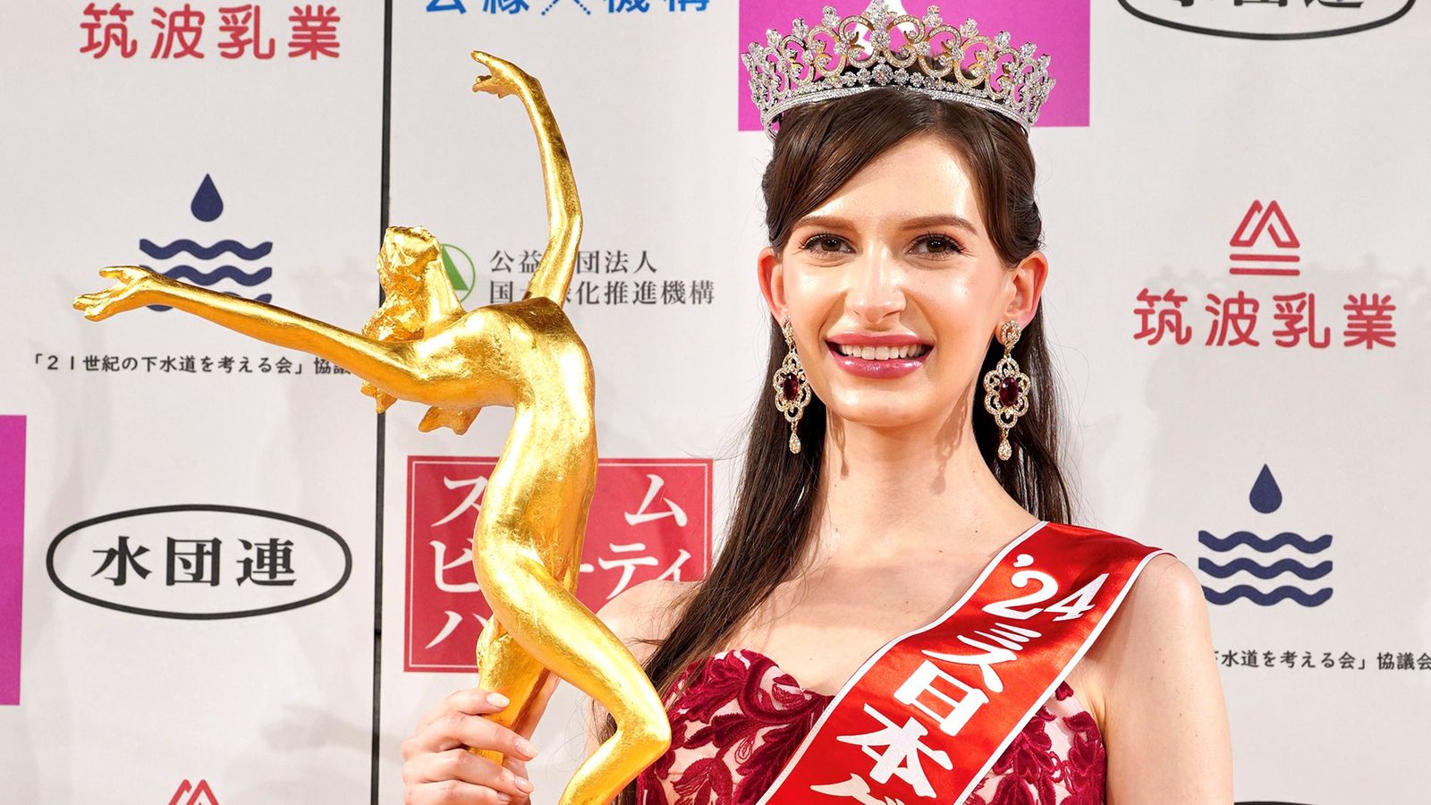 Родената в Украйна победителка от Мис Япония си връща короната заради афера с женен мъж