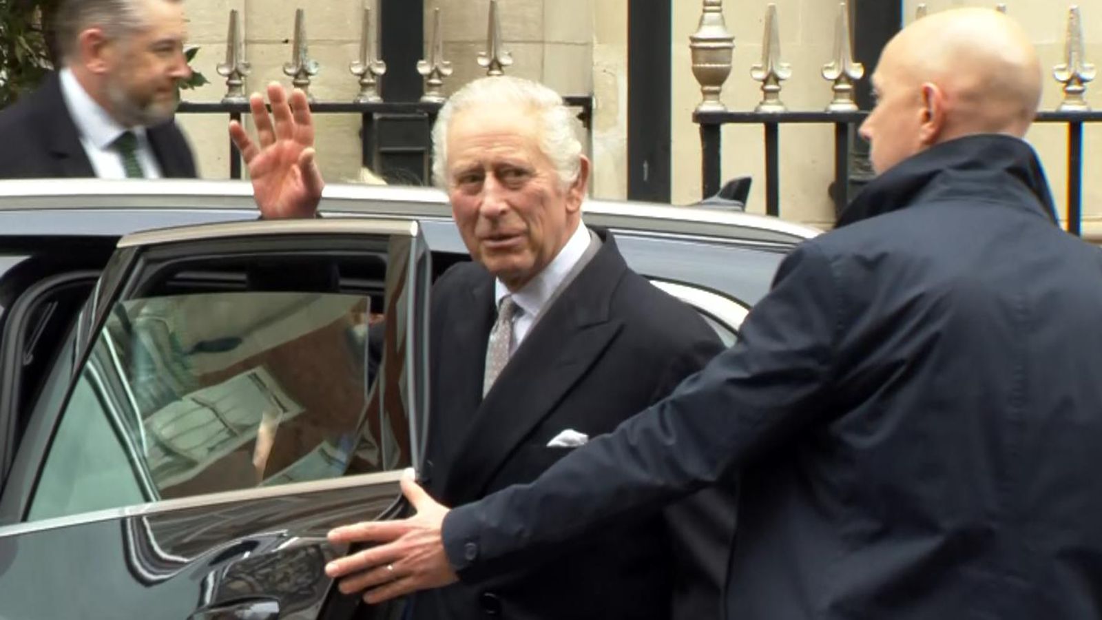 Крал Чарлз напусна болницата след престой от три нощи след лечение на простатата
