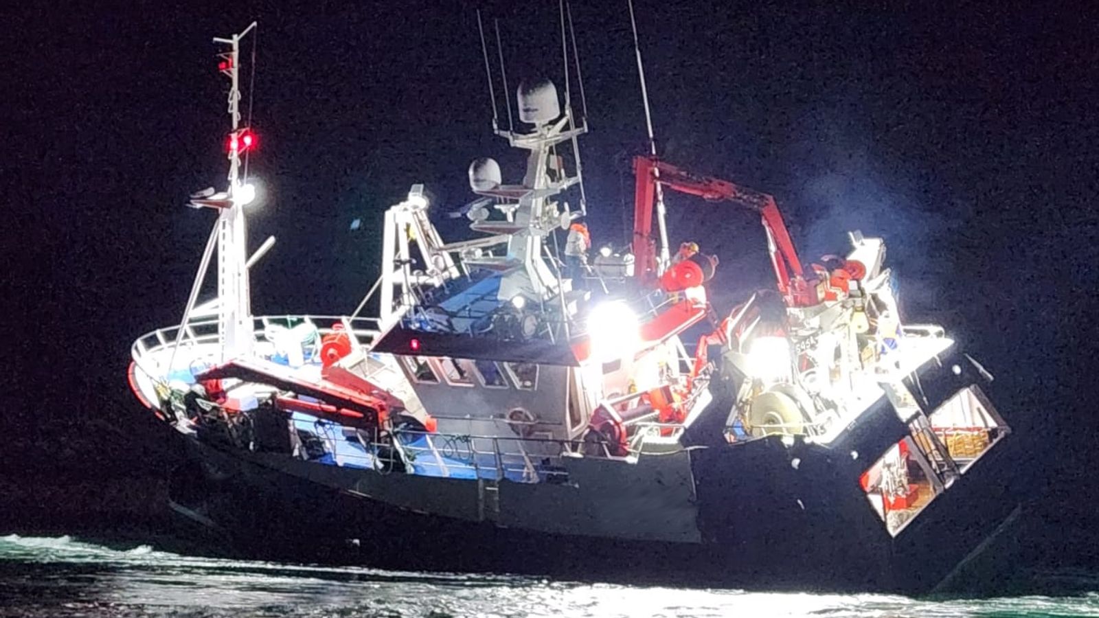 Спасяване на траулер Skye: Приливът заплашваше да събори 72-футов риболовен кораб, след като заседна на камъни