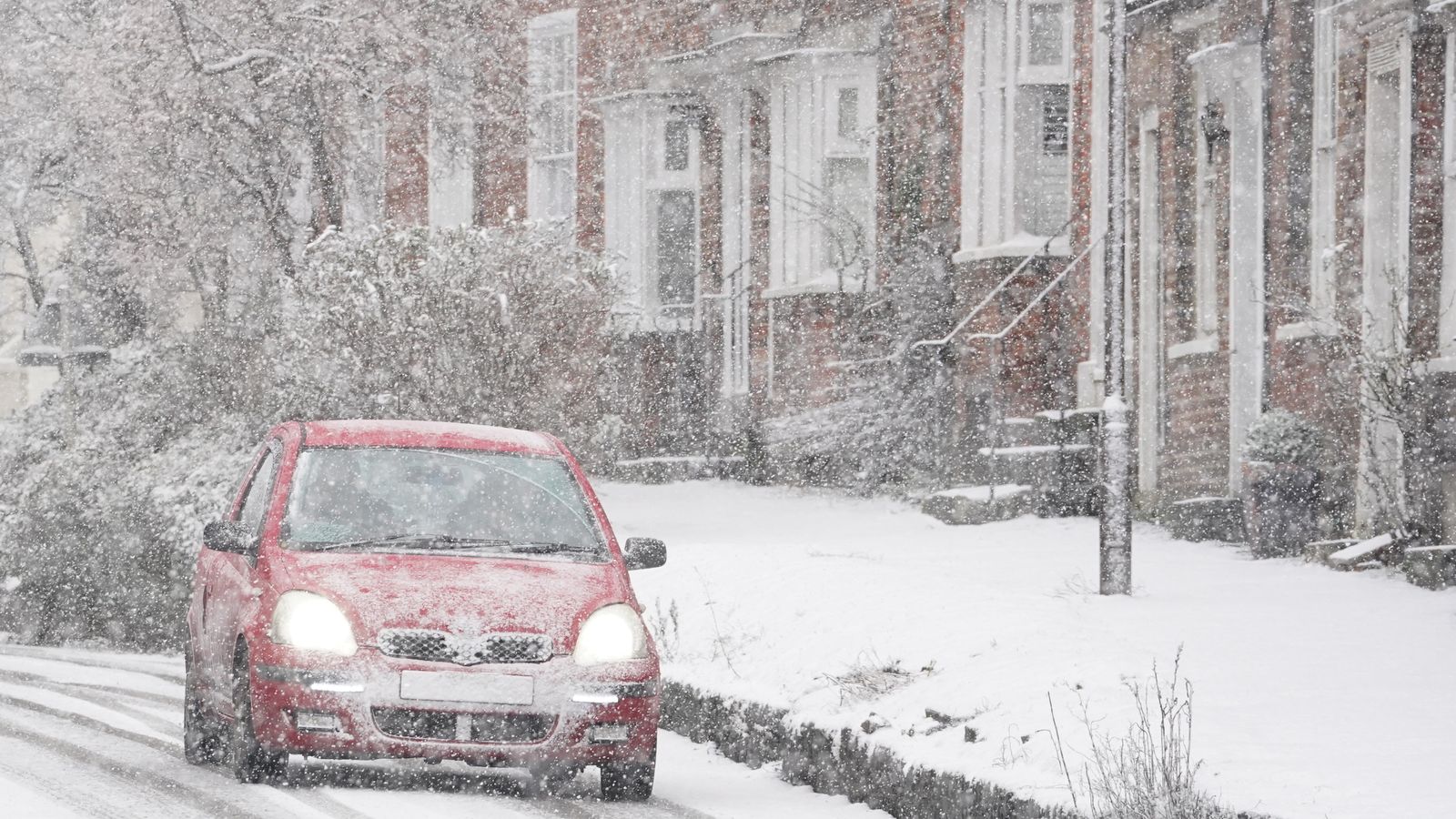 UK weather: New warnings as UK to be hit by snow - temperatures set to plunge as low as -5C