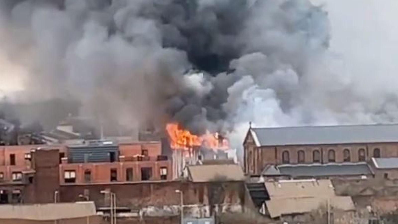 Сградата показва признаци на срутване и пожарните екипи евакуират сградите“,