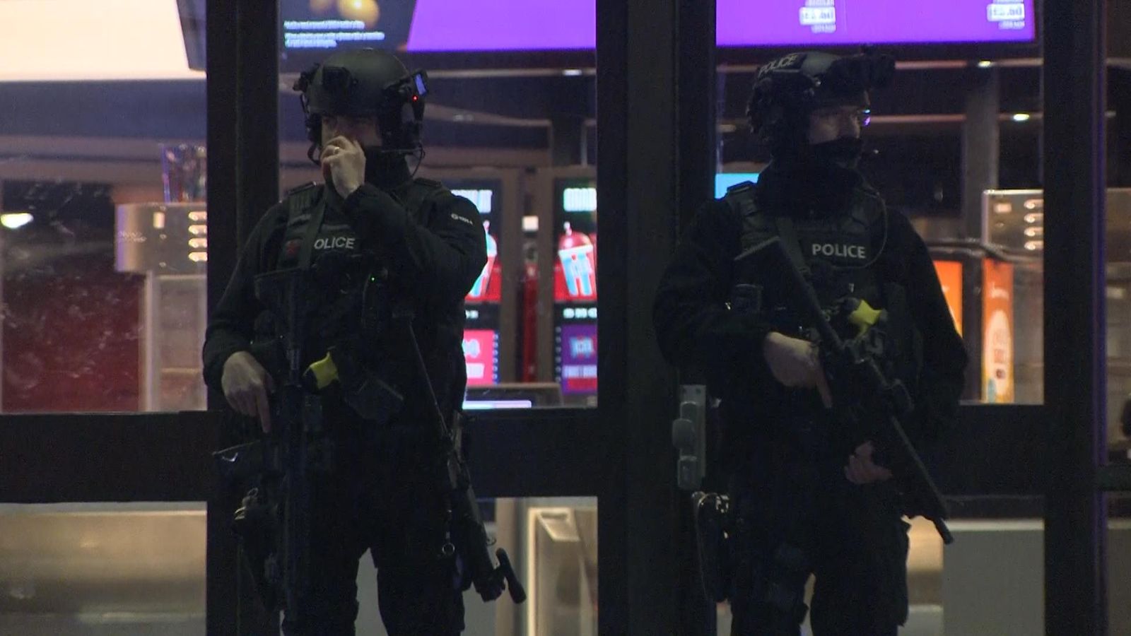 Полицията в Мърсисайд обяви голям инцидент след изстрели в кино и бизнес