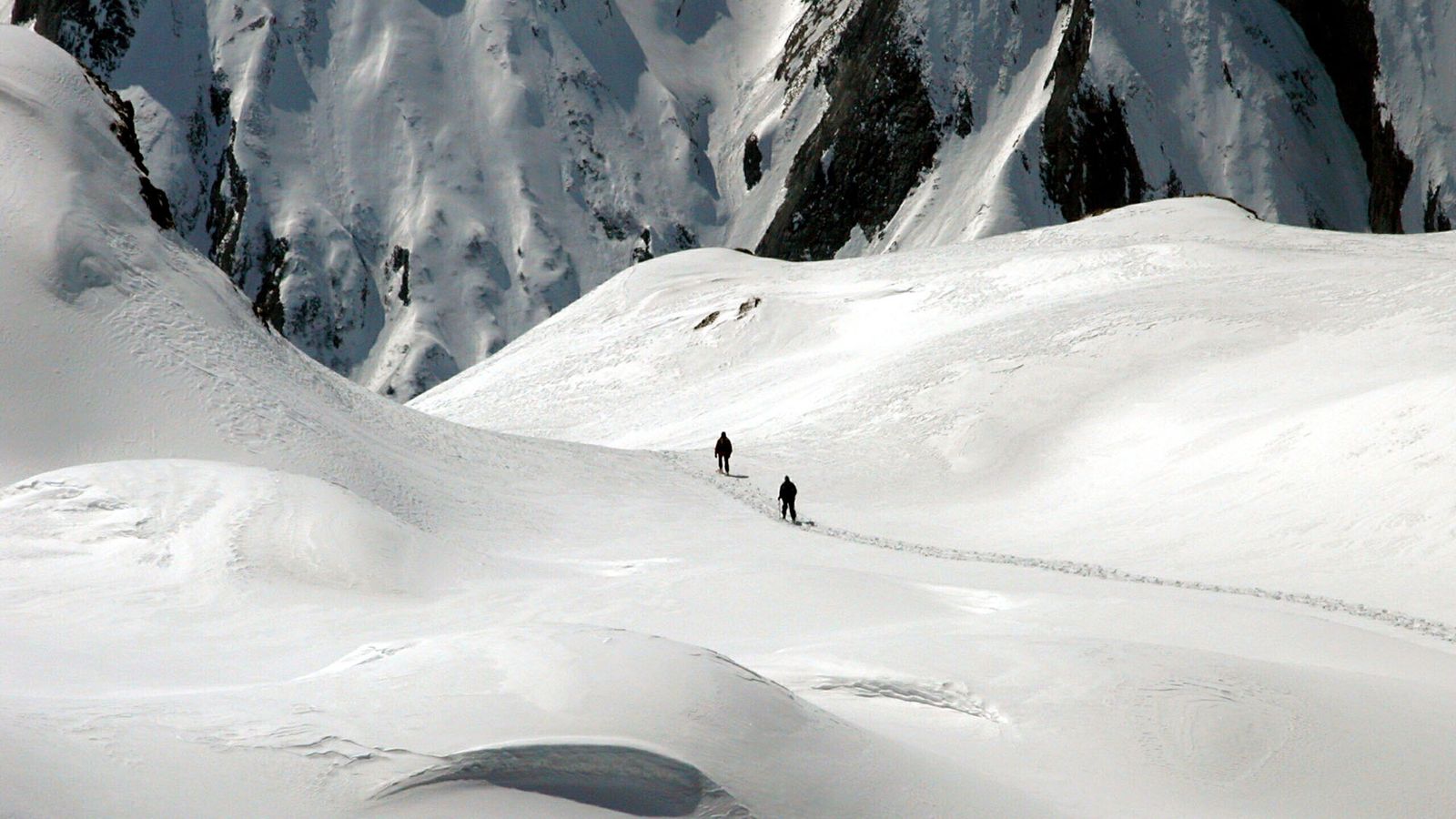 Avalancha mata a dos escaladores en los Alpes italianos |  Noticias del mundo